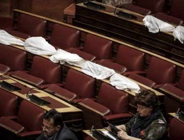 Η Βουλή γέμισε νερά αλλά οι βουλευτές συνεχίζουν να συνεδριάζουν! (φωτό)